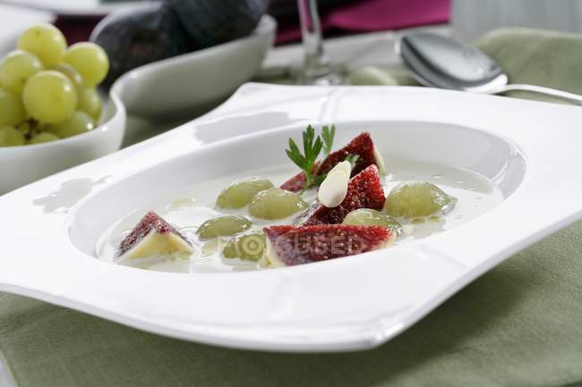 Ajoblanco mit Trauben und Feigen auf weißem Teller — Stockfoto