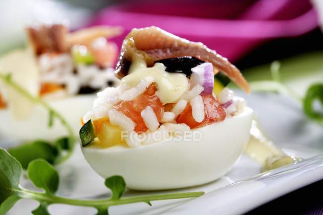 Варёное яйцо с рисом — стоковое фото
