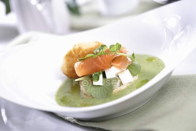 Soupe d'asperges à la crème au saumon — Photo de stock