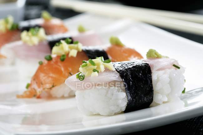 Lachs-Sushi und Barsch — Stockfoto