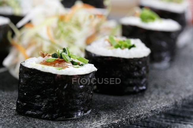Salmón y sushi maki de aguacate - foto de stock