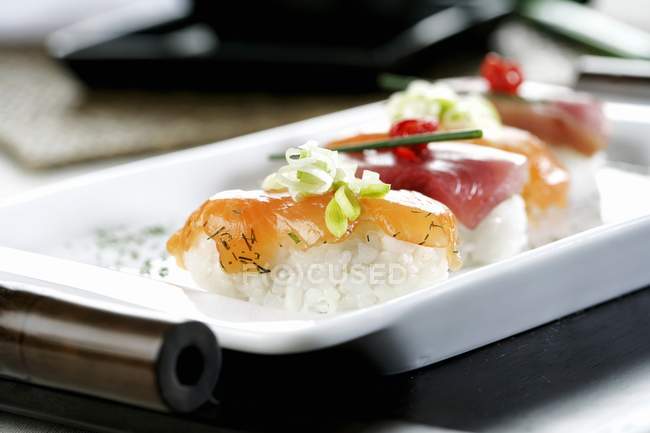Sushi de salmón marinado - foto de stock