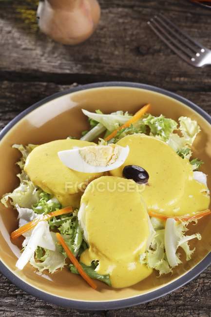 Peruvian potatoes in orange bowl  over wooden surface — Stock Photo