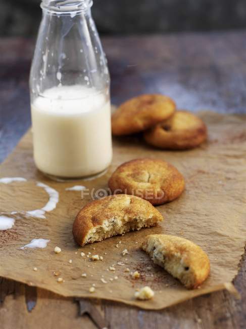 Печиво і молоко в пляшці — стокове фото