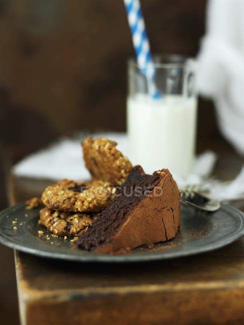 Chocolate cake on plate — Stock Photo