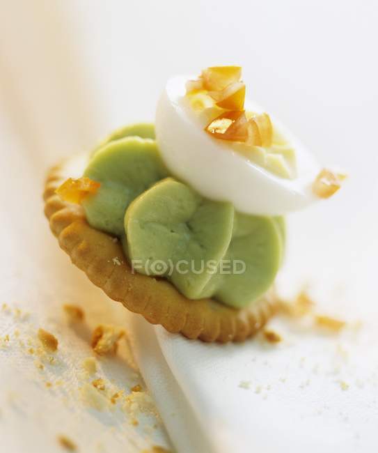 Cracker topped with avocado mousse — Stock Photo