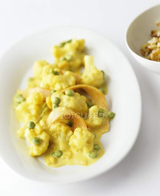 Cauliflower curry with peas — Stock Photo