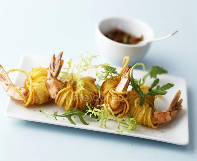 Prawns deep-fried in noodles — Stock Photo