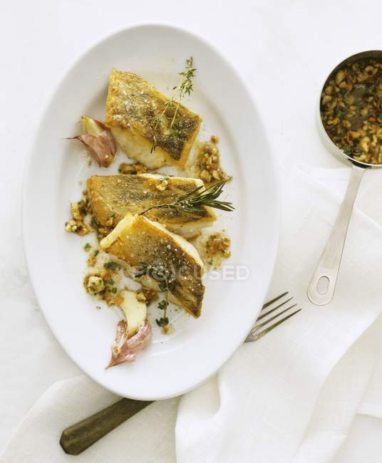 Filetti di pesce con aglio — Foto stock