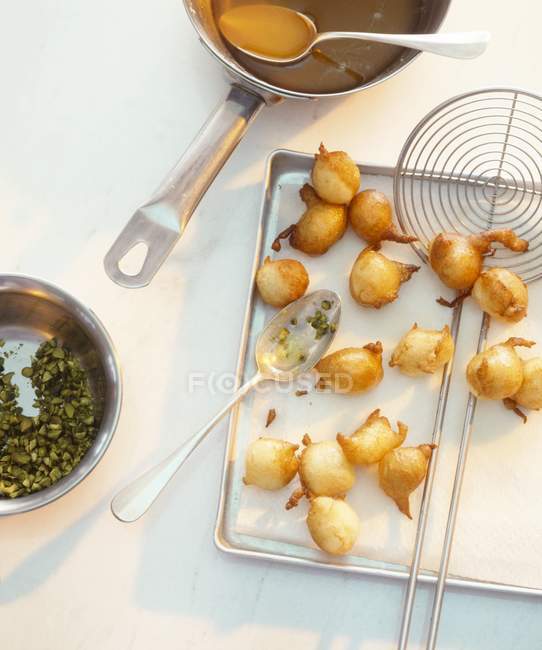 Elevated view of deep-fried pearl onions with pistachios — Stock Photo