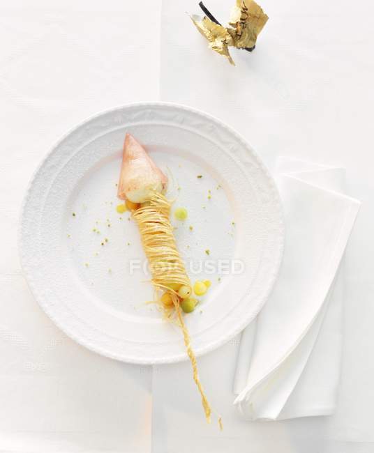 Vue de dessus des restes de crevettes royales avec vermicelles sur plaque blanche — Photo de stock