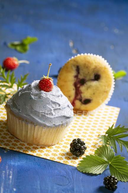 Berry cupcakes with frosting — Stock Photo