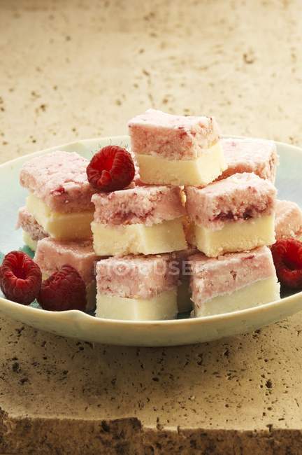 Cubes de crème glacée à la noix de coco et framboise — Photo de stock