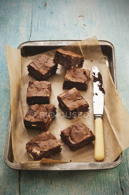 Brownies de chocolate na bandeja de metal — Fotografia de Stock