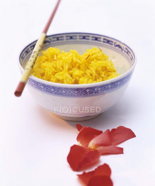 Рис шафрановий в мисці — стокове фото