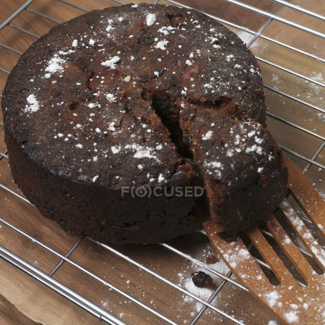 Schokoladenkuchen auf Drahtgestell — Stockfoto