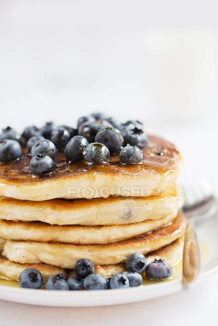 Pancakes with blueberries and honey — Stock Photo