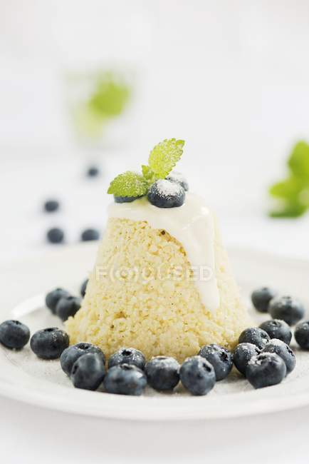 Millet pudding with blueberries and mint leaves — Stock Photo