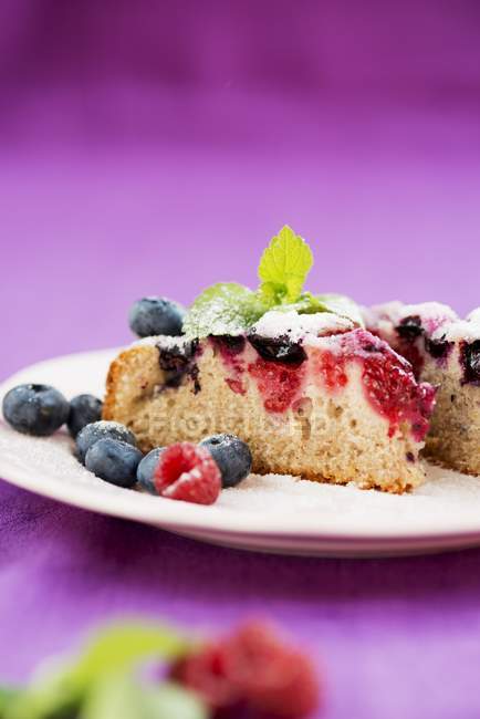 Кусок ягодного торта — стоковое фото