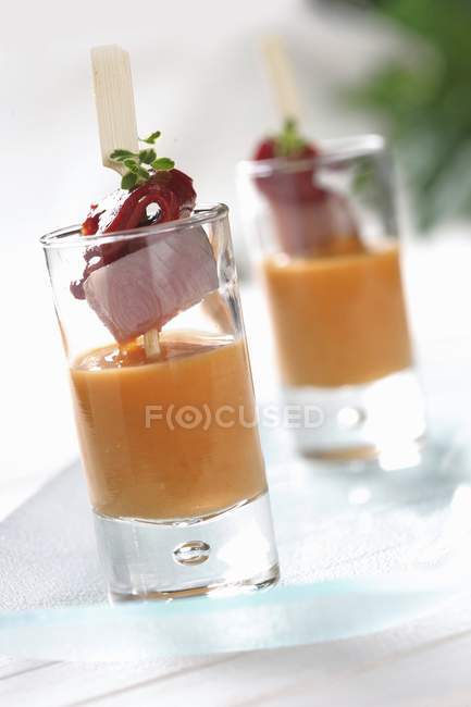 Salmorejo - cremige, kalte Suppe mit Fischspieß im Glas — Stockfoto