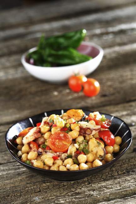 Chickpeas with tomatoes in plate — Stock Photo
