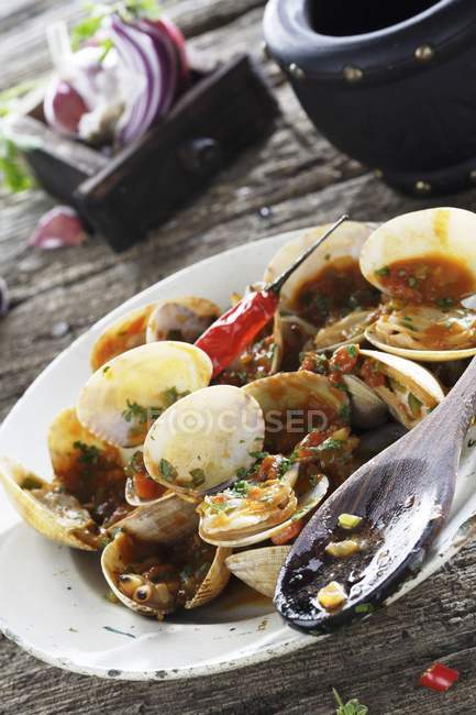 Closeup view of clams with marinara sauce — Stock Photo