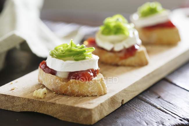 Toast garni de chutney de tomate — Photo de stock