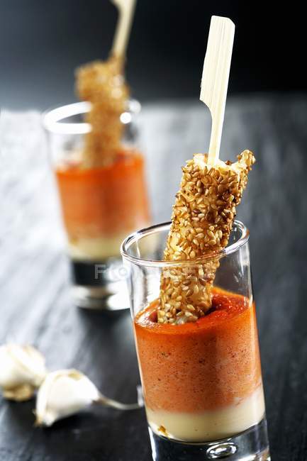 Tomato and pepper dip with prawn and sesame skewers — Stock Photo