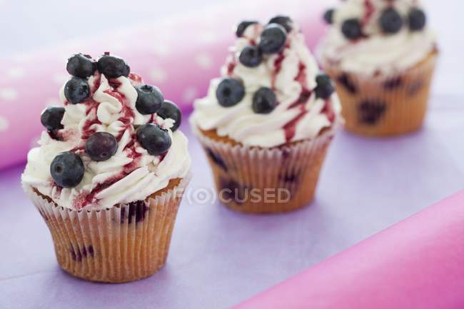 Cupcakes aux myrtilles avec glaçage — Photo de stock
