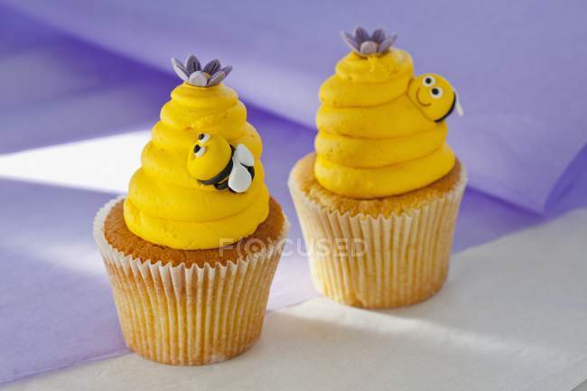 Vanilla cupcakes with lemon — Stock Photo