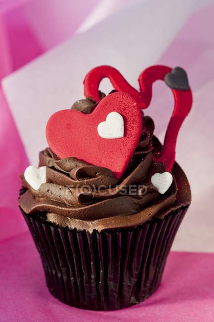 Chocolate cupcake with hearts — Stock Photo
