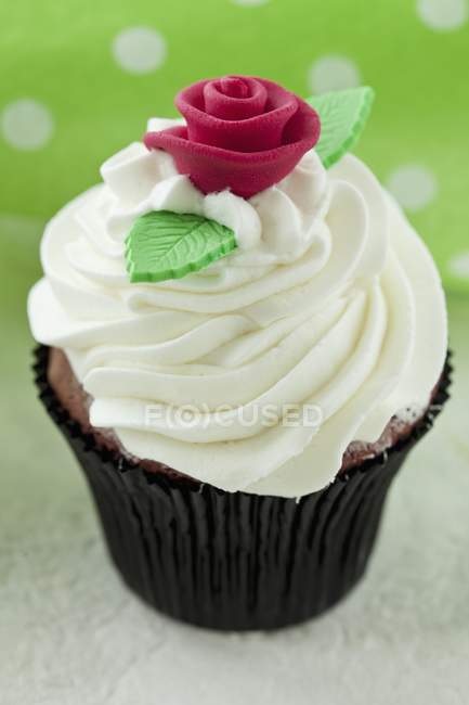 Roter Samt-Cupcake — Stockfoto