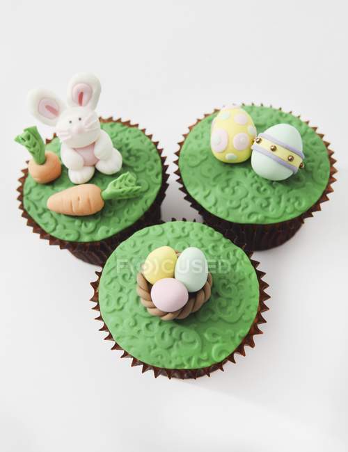 Cupcakes avec des décorations à base de glaçage fondant — Photo de stock
