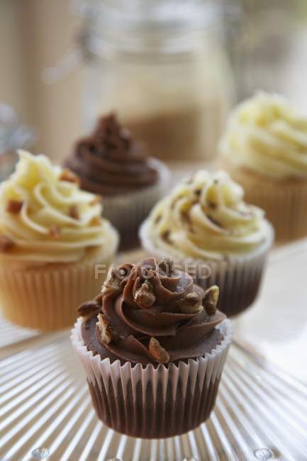 Cupcakes de vainilla y caramelo - foto de stock