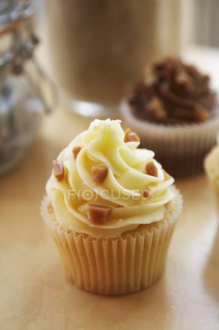 Caramel and chocolate cupcakes — Stock Photo