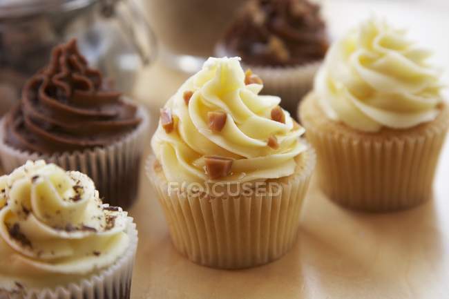 Vanilla and caramel cupcakes — Stock Photo