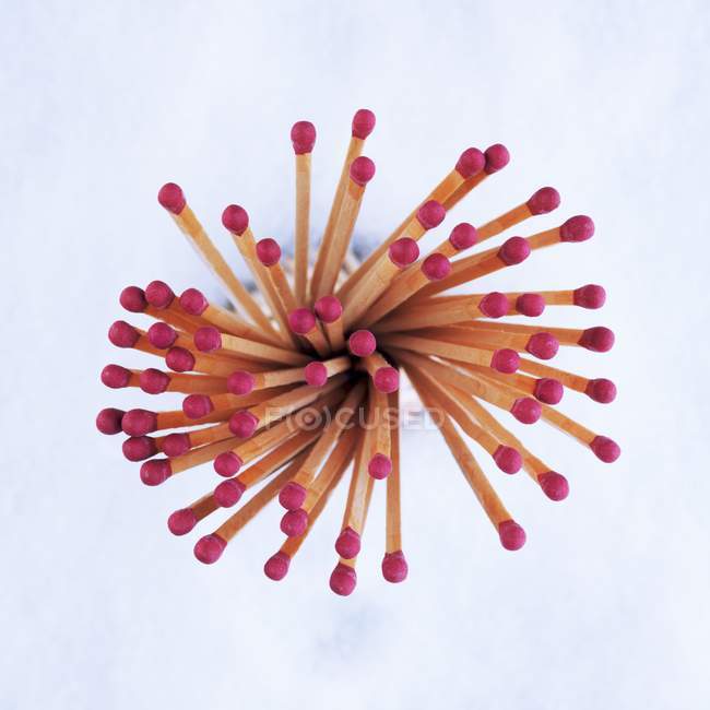 Nahaufnahme von Streichhölzern mit roten Schlagenden — Stockfoto