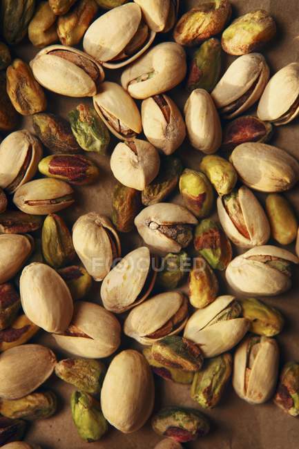 Whole and shelled pistachios — Stock Photo
