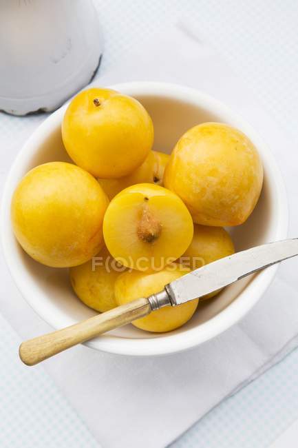 Prunes jaunes dans un bol — Photo de stock
