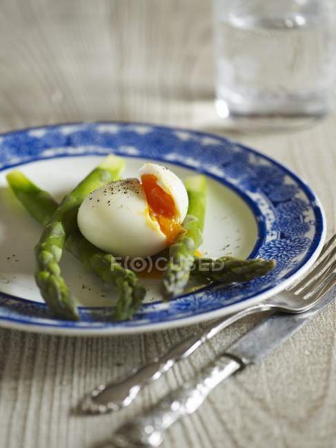 Espárragos verdes con huevo cocido - foto de stock
