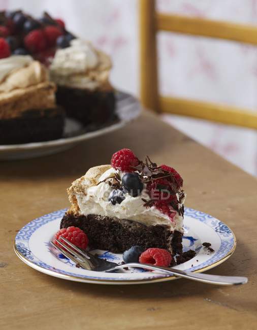 Brownie-Kuchen mit Sahne — Stockfoto