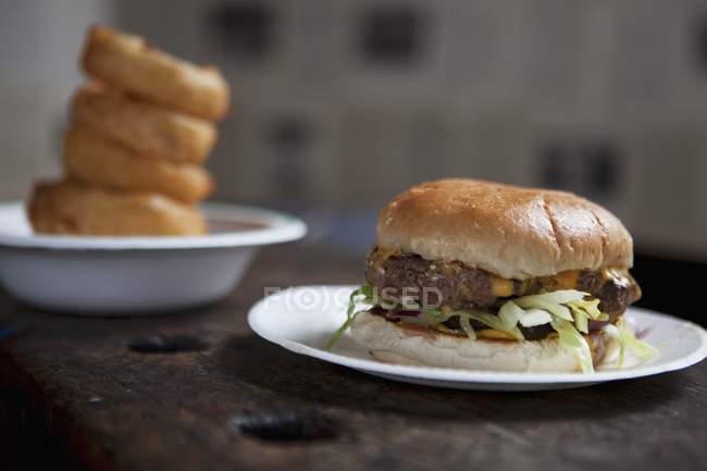 Cheeseburger mit Zwiebelringen — Stockfoto