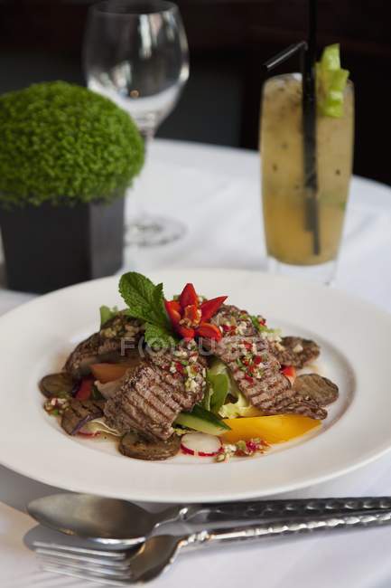 Salada de carne tailandesa grelhada em tigela — Fotografia de Stock