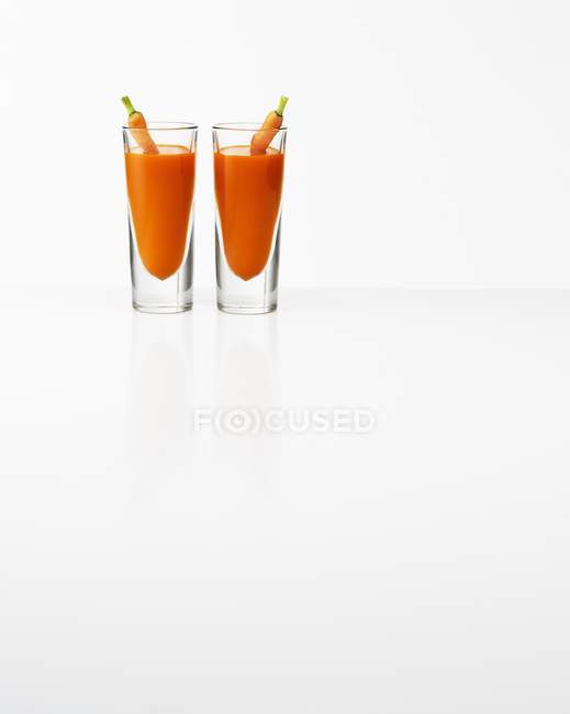 Морквяний сік в окулярах — стокове фото