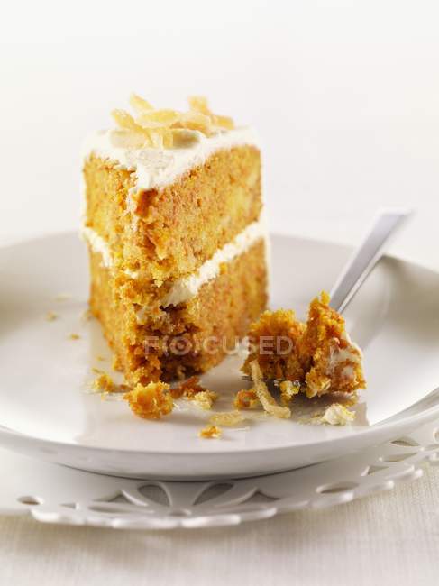 Morceau de gâteau aux noix — Photo de stock