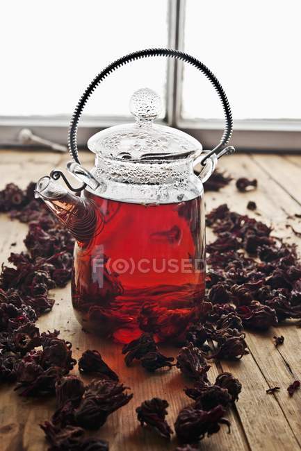 Hibiscus tea in glass teapot — Stock Photo