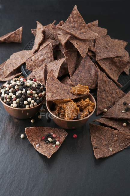 Tortilla chips with dip — Stock Photo
