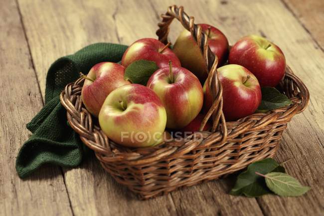 Fresh Braeburn apples — Stock Photo