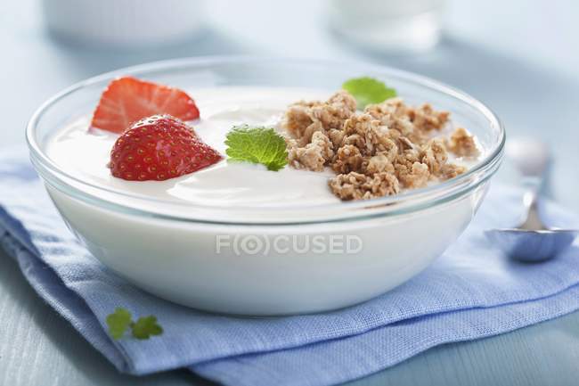 Yogur con racimos de cereales - foto de stock