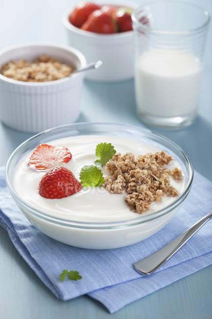 Йогурт з зерновими кластерами — стокове фото